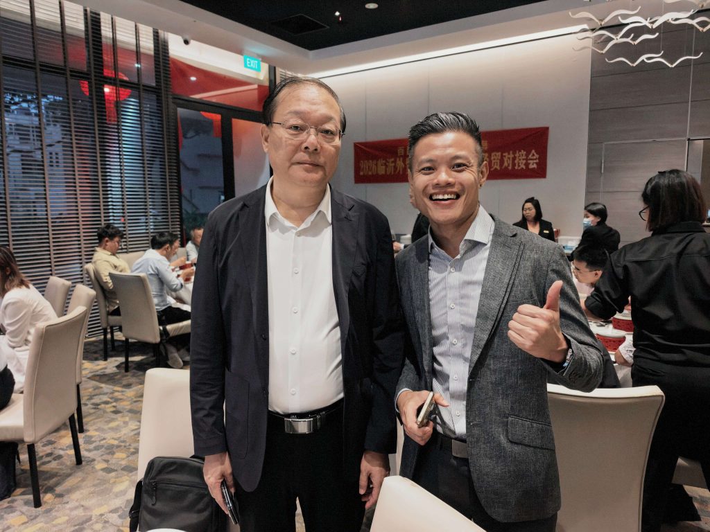 With Sun Deshi, Vice-Mayor of Linyi. 与孙德士，临沂副市长。